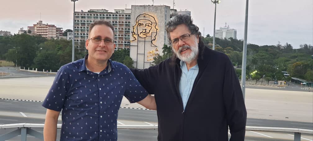 Con @LuisMorlote, ante la imagen del Che de la Plaza de la Revolución. #CubaViveEnSuHistoria