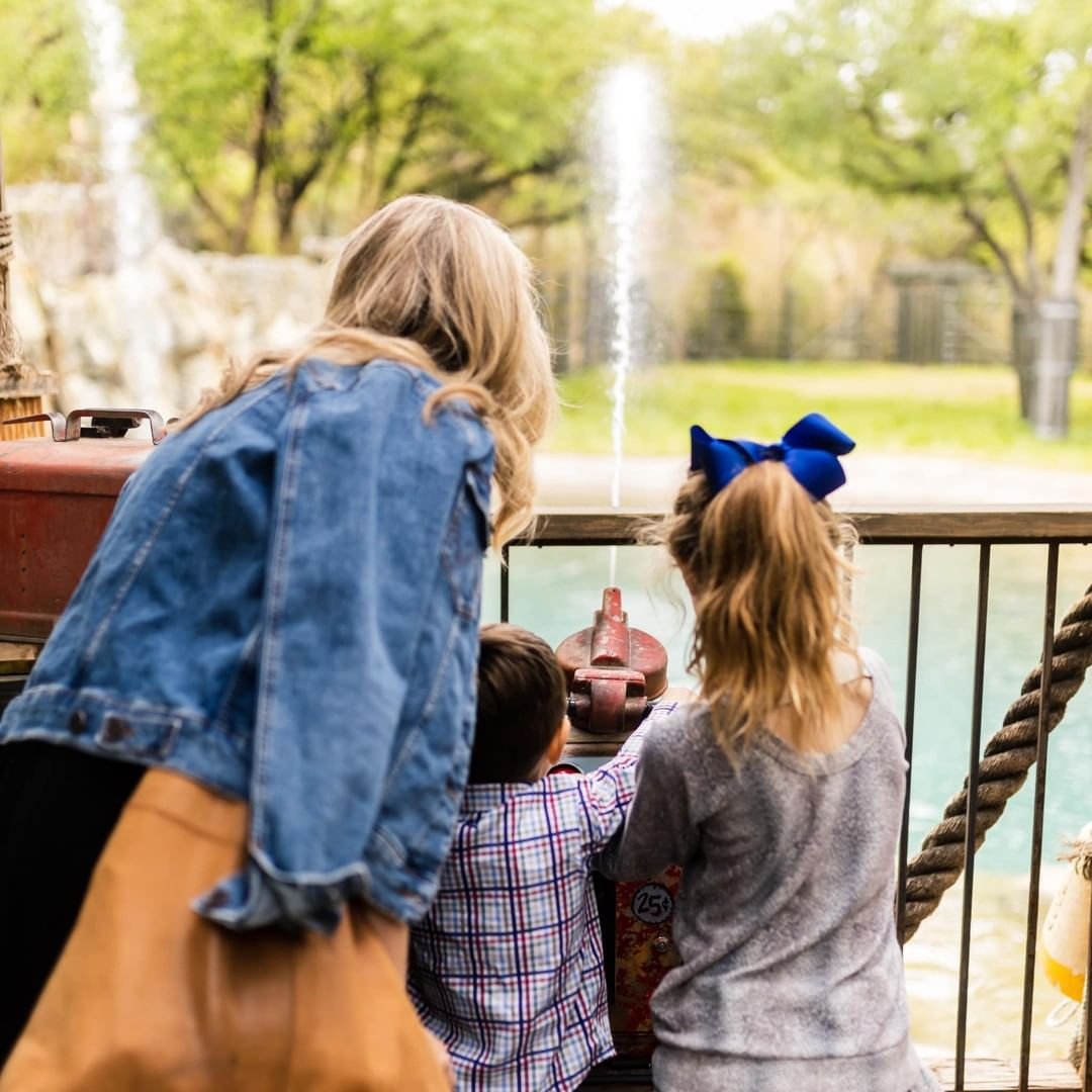 Happy Mother's Day Fort Worth! Click the link below for the ultimate guide to brunching in style this Mother's Day!⁠ fortworth.com/blog/post/moth… 📸 & 📍: @fortworthzoo