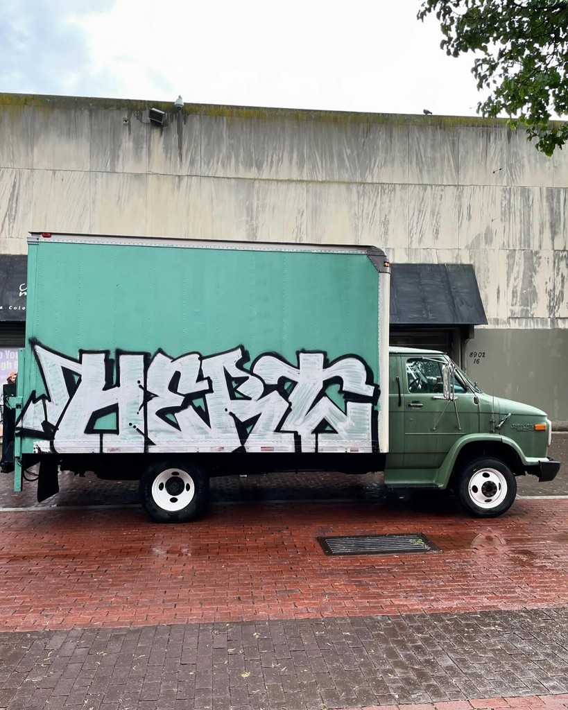 Hert BF • @hertone via @getnlooseofficial #hert #hertgraffiti #bombingscience #art #boxtruck #truck #boxtruckgraffiti #spraypaint #letters #blackandwhite #graffiti #graff