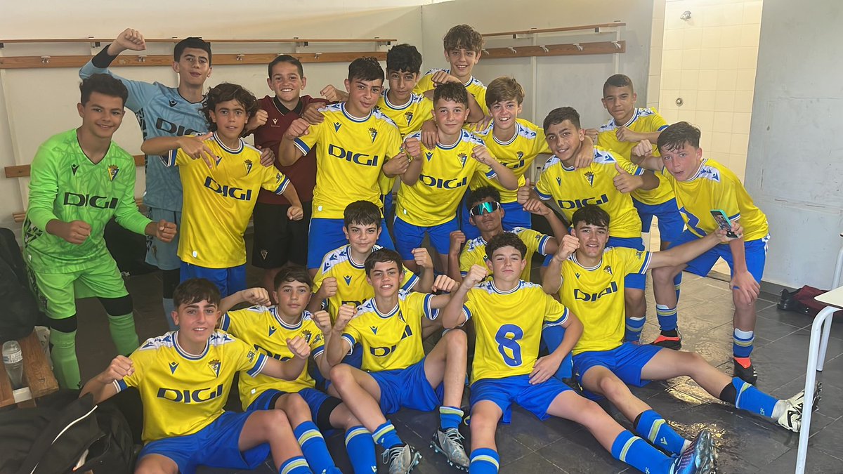 #CanteraCadista 💛💙 💪🏻 ¡El Infantil B 𝐍𝐎 𝐒𝐄 𝐑𝐈𝐍𝐃𝐄!