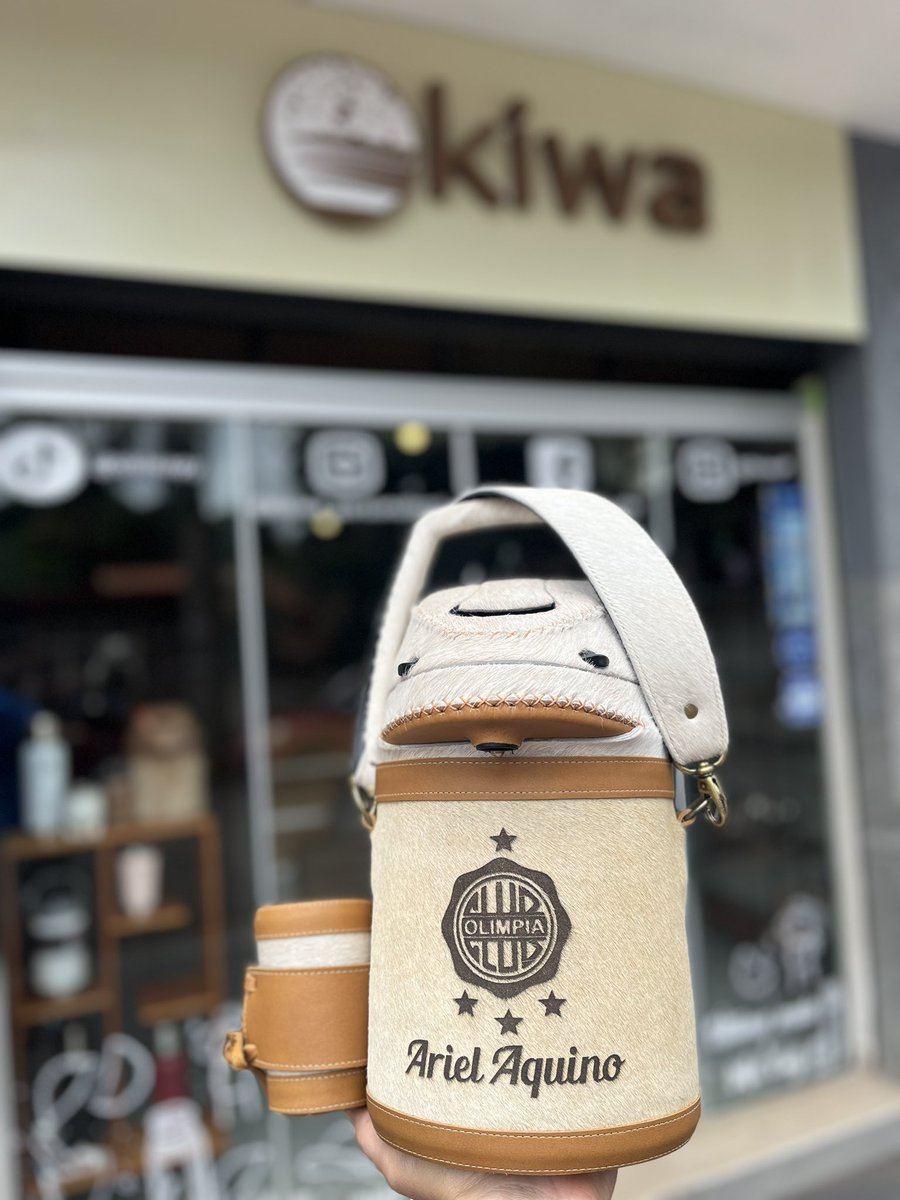 Termos Okiwa PersonalizArte (@okiwap) on Twitter photo Día de Superclásico y Okiwa vuelve con un gran SORTEO 🧉
Si HOY gana OLIMPIA <a href="/OkiwaP/">Termos Okiwa PersonalizArte</a> sortea este hermoso termo forrado en cuero 🤍🖤
Requisitos:
- Dar RT a este tweet
- Seguir mis cuentas: <a href="/OkiwaP/">Termos Okiwa PersonalizArte</a> & <a href="/rodrigogaray98/">Rodrigo Garay</a>
Obs: podemos colocarle nombre por la manija del termo. Día de Superclásico y Okiwa vuelve con un gran SORTEO 🧉
Si HOY gana OLIMPIA <a href="/OkiwaP/">Termos Okiwa PersonalizArte</a> sortea este hermoso termo forrado en cuero 🤍🖤
Requisitos:
- Dar RT a este tweet
- Seguir mis cuentas: <a href="/OkiwaP/">Termos Okiwa PersonalizArte</a> & <a href="/rodrigogaray98/">Rodrigo Garay</a>
Obs: podemos colocarle nombre por la manija del termo.