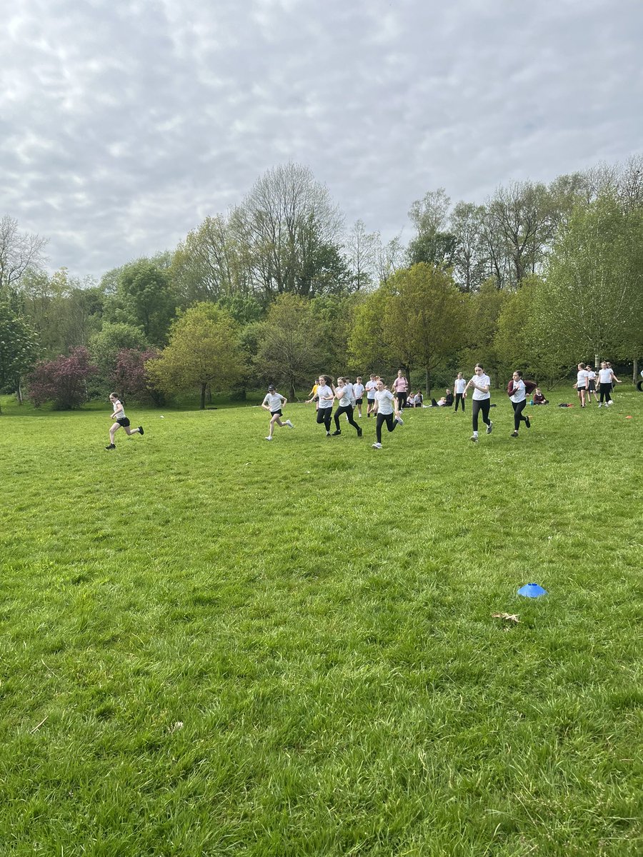 ysgolbroallta's tweet image. #ybannau a’r #pwllglo yn ymarfer sgiliau taflu a rhedeg draw y cae 
Practicing throwing and running over the field ☀️🏃‍♂️