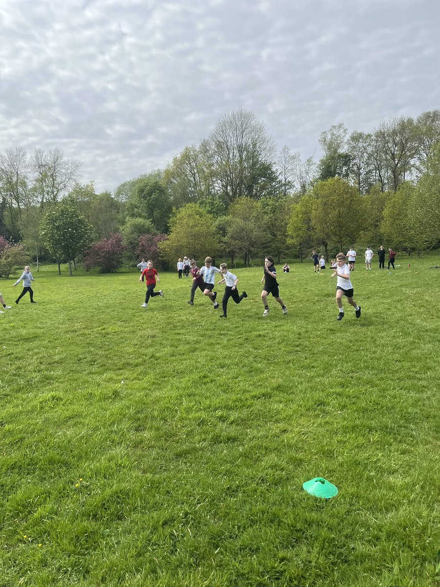 ysgolbroallta's tweet image. #ybannau a’r #pwllglo yn ymarfer sgiliau taflu a rhedeg draw y cae 
Practicing throwing and running over the field ☀️🏃‍♂️