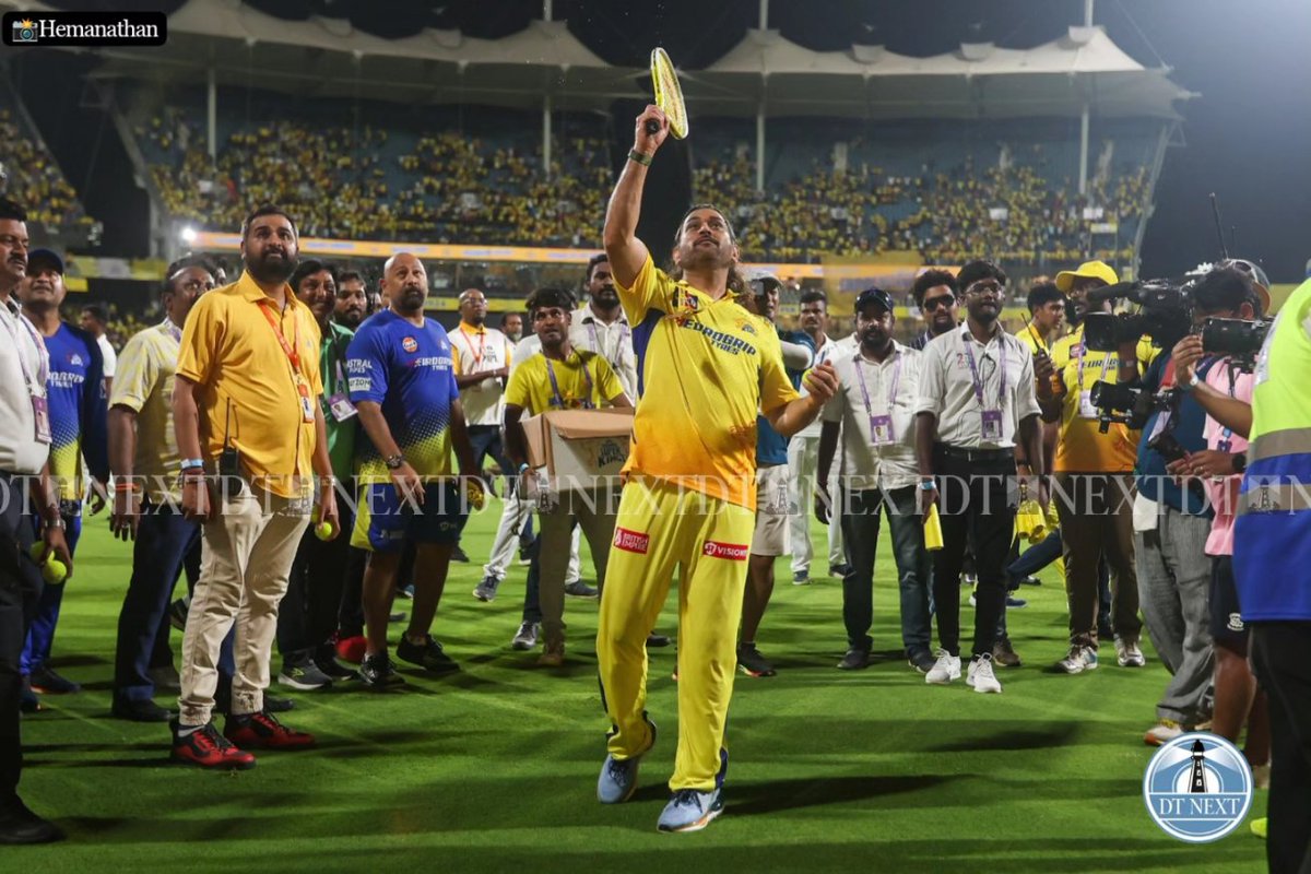 Chennai's 50th win in home stadium. M S Dhoni and Chennai players thanked fans and celebrated the victory. 📸 @_Hemanathan_ #Chennai #RavindraJadeja #MSDhoni #RuturajGaikwad #Whistlepodu #ChennaiSuperKings #Chepauk #MSD #MahiBhai #CSK