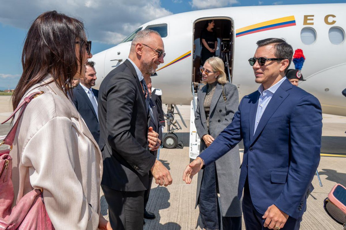 🇮🇹🤝🇪🇨 Benvenuti in Italia! | El embajador @giovadavoli y la señora Elena Paola Rampello dieron la bienvenida al Presidente @DanielNoboaOk y a la señora Lavinia Valbonesi a su llegada a Roma.