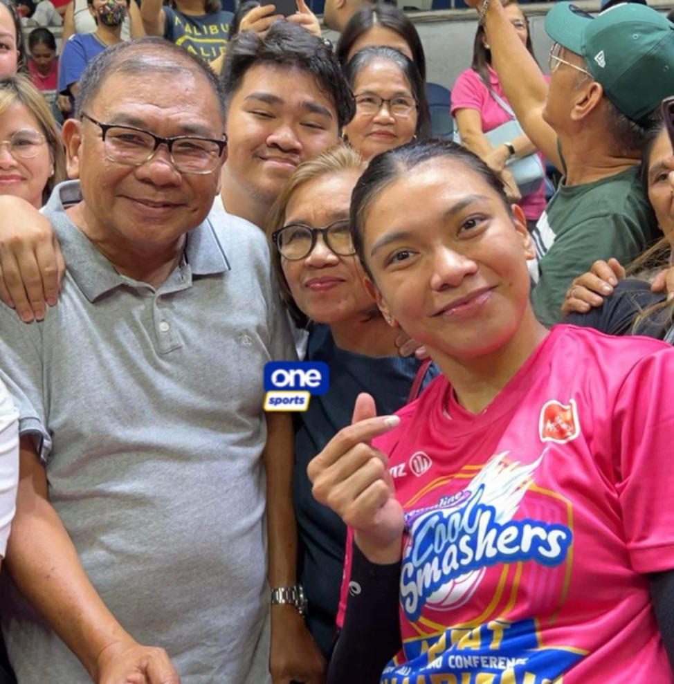 PHENOMENAL ALL-HEART GROUPFIE 🫶🏼

Alyssa Valdez celebrates Creamline’s championship win against Choco Mucho with her family: Nanay Lita, Tatay Roel, and sibling Kian.

#PVL2024 #TheHeartofVolleyball