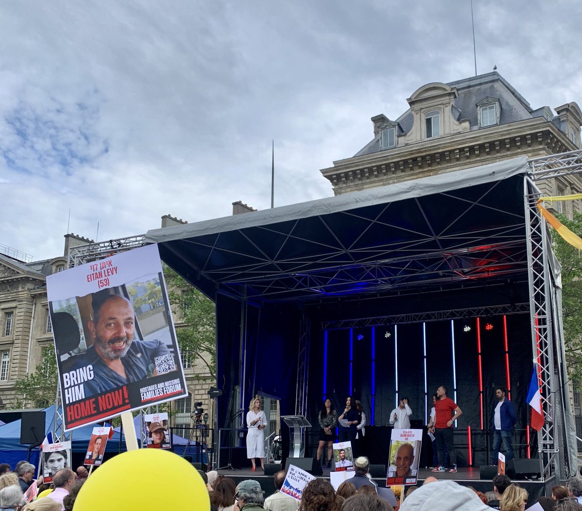 Beaucoup de monde rassemblé pour soutenir les valeurs de la République et résister à une petite minorité très tentée par #antisemitisme .. merci ⁦@JamaisSansElles⁩ ⁦@Les_CitadElles⁩ et tous ceux qui ont porté ces messages forts et nécessaires comme @Enthoven_R⁩