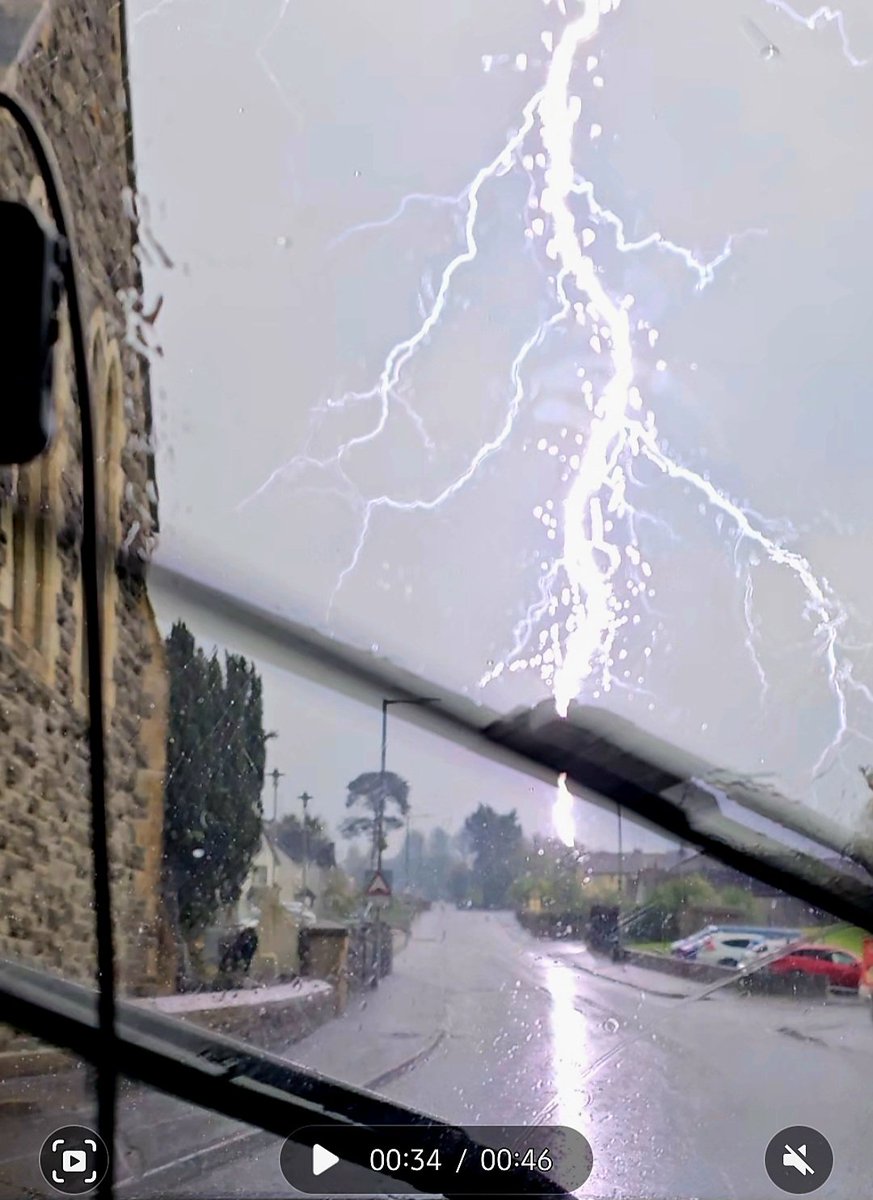 Just a screenshot of a video, when were videoing the heavy hail in Omagh. Managed to capture this. @bbcniweather @IrelandAlerts @WeatherAisling @WeatherCee @WeatherRTE @angie_weather @barrabest @geoff_maskell @Louise_utv