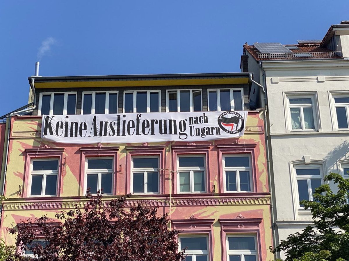 Solidarität mit allen inhaftierten und untergetauchten Antifas! Bei der Hausdurchsuchung in Nürnberg wurde nun #FreeHanna verhaftet, eben so wie #FreeMaja droht ihr eine Auslieferung nach Ungarn. #NoExtradition – keine Auslieferung! basc.news/weitere-verhaf…