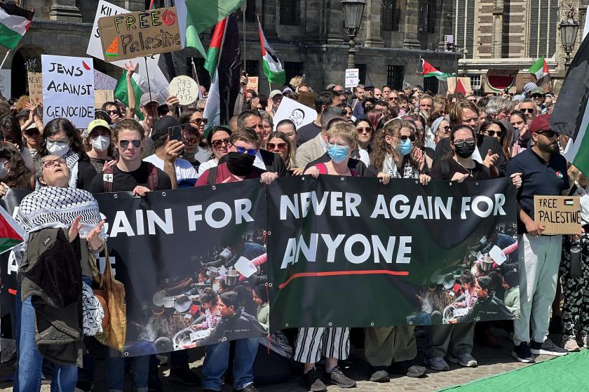 Hollanda başkent Amsterdamda yaklaşık 15 bin kişi İsrail'in #Gazze saldırılarını protesto etti Filistin destekçisi kuruluşlar Amsterdam Üniversitesinde eylemlere yönelik polis şiddetini eleştirdi ifade özgürlüğü ve protesto hakkının engellenemeyeceğini belirtti. #campusintifada