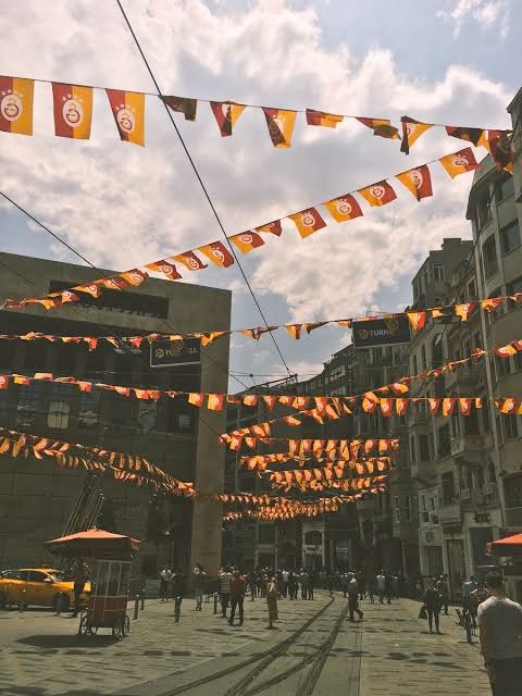 Arkadaşlar merhaba.... Sizden küçük bir ricam olacak. Beni tanıyanlar bilir tiyatro oyuncusuyum. Bu akşam da sahnede olacağım için maçı izleyemeyeceğim. Bu akşam şampiyon olacağımıza da inancım tam. Şampiyon olduğumuz taktirde bu tweetime 'Şampiyon Galatasaray' yazar mısınız? 🦁