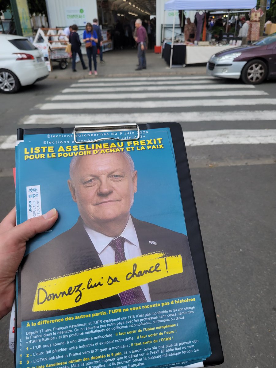 Ce matin tractage sur le marché de Corbeil-Essonnes ! Toujours des bons échanges avec les gens, pas mal de gens connaissent Asselineau et vont voter pour lui 😉