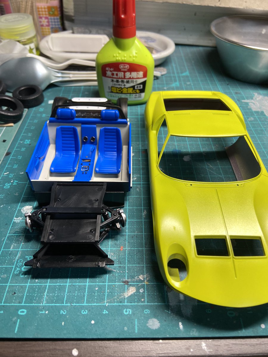 Hiko86Sp's tweet image. #2mgandini
今日の出勤前モデリング

フロントの足回りが完成。
これでシャシーはほぼ出来た、ボディにクリア吹くのを忘れてたので塗らなきゃだけど、天気は雨。

ライムグリーンが身近に有った話し、こうして見ると大分黄色いな。ミウラ。

それでは👍