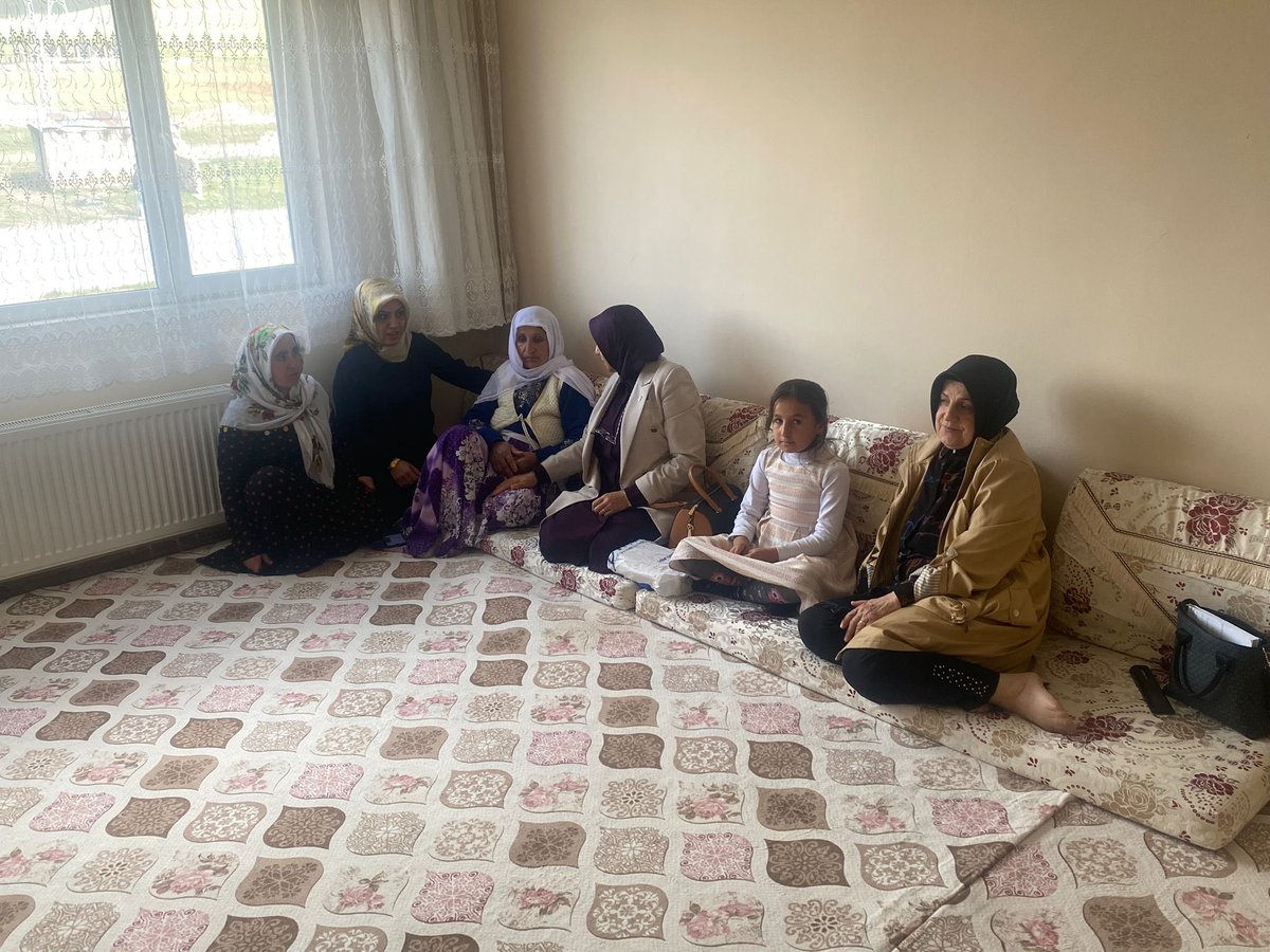 havvaduran65's tweet image. 📍İPEKYOLU

Anneler günü münasebetiyle Engelli annesi #Meliha hanımı,  İl kadın kolları başkan yardımcılarımız @TulayISIK10, @FatmaTrn6 ile  evinde ziyaret ederek, #AnnelerGünü’nü kutladık.
