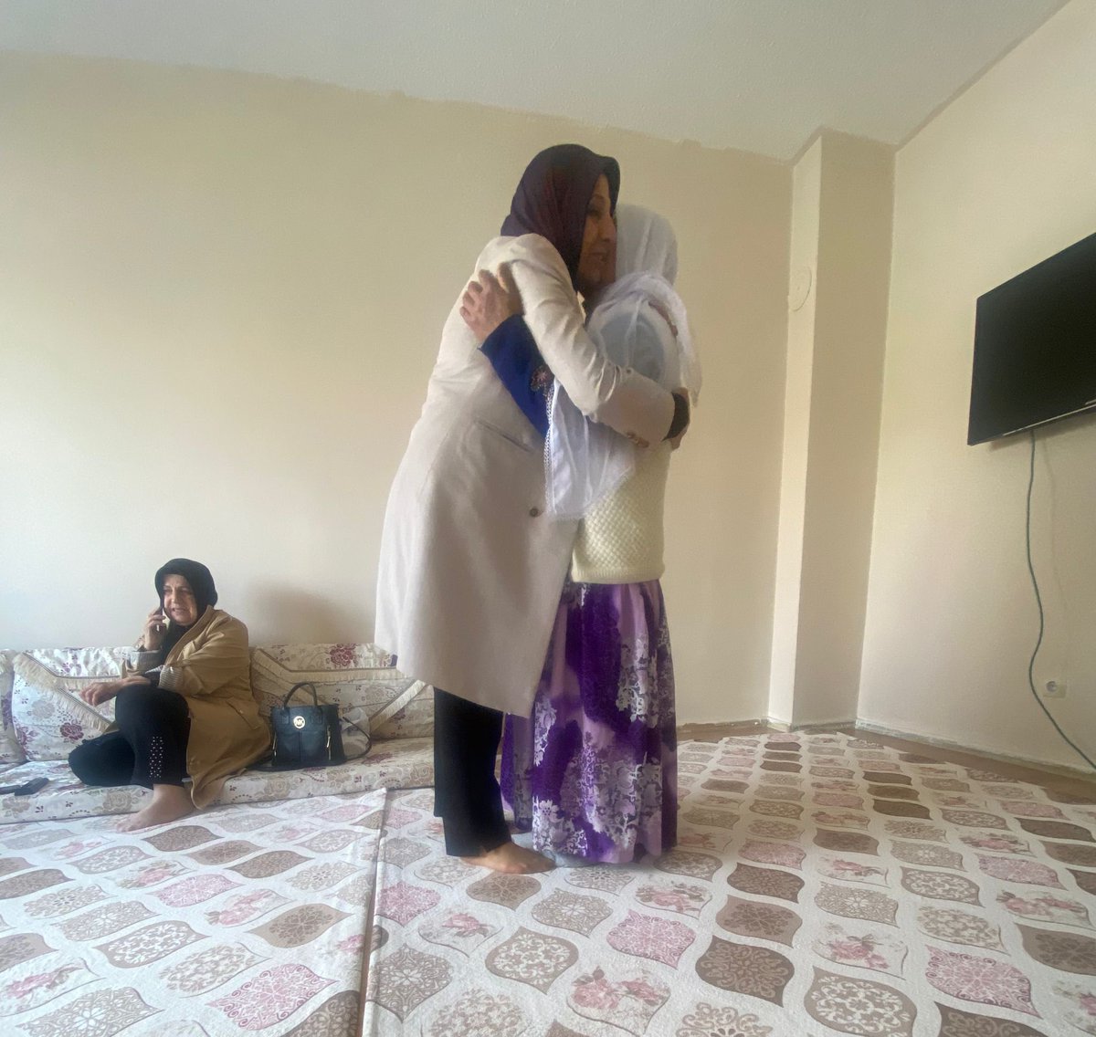 havvaduran65's tweet image. 📍İPEKYOLU

Anneler günü münasebetiyle Engelli annesi #Meliha hanımı,  İl kadın kolları başkan yardımcılarımız @TulayISIK10, @FatmaTrn6 ile  evinde ziyaret ederek, #AnnelerGünü’nü kutladık.