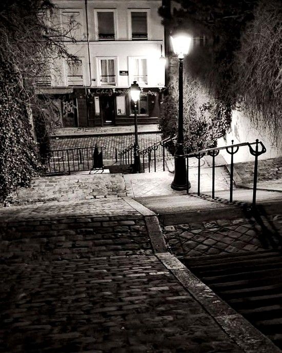 Les escaliers de Montmartre la nuit.