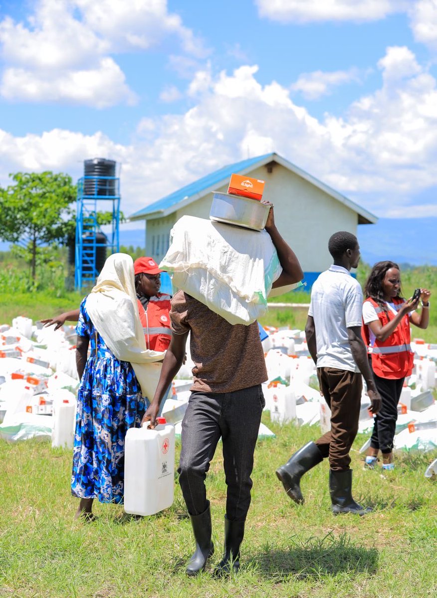 ⁦@OPMUganda⁩ through ⁦@UgandaRedCross⁩ has distributed relief kits to 280 families in Bukedea and 100 families in Butalejja, In addition to the posho and beans which was delivered last week. The response is meant to help victims cope up with the disastrous situation.