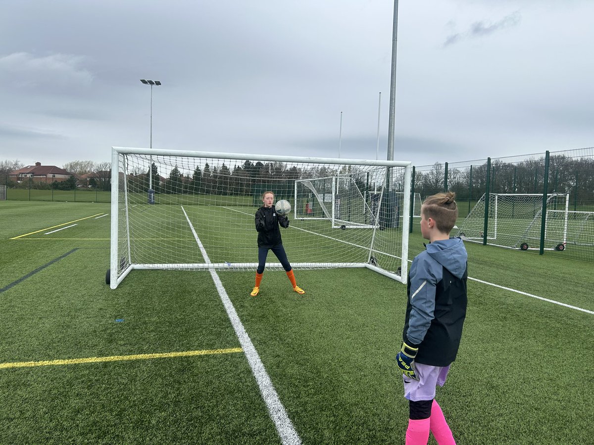 Our May half term holiday GK course is now available to book. 

🗓️4 day course
⏰ 10am - 3pm
🧤Improve your technique 
🥅 Shot Stopping 
😃 Have lots of fun
🤝 Meet new friends

Book ➡️ onegloveacademy.com/product/may-ha…

#trainplaywearone <a href="/TheOneGloveCo/">The One Glove Co</a>