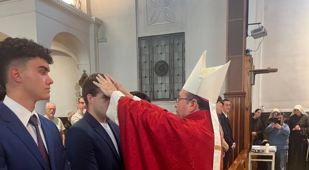 Ostiralean egun polita izan zen . Este viernes el grupo Lagunak celebraron las confirmaciones de sus miembros. 
     Una celebración emotiva y muy familiar. ¡Enhorabuena confirmandos! 👏👏👏👏👏