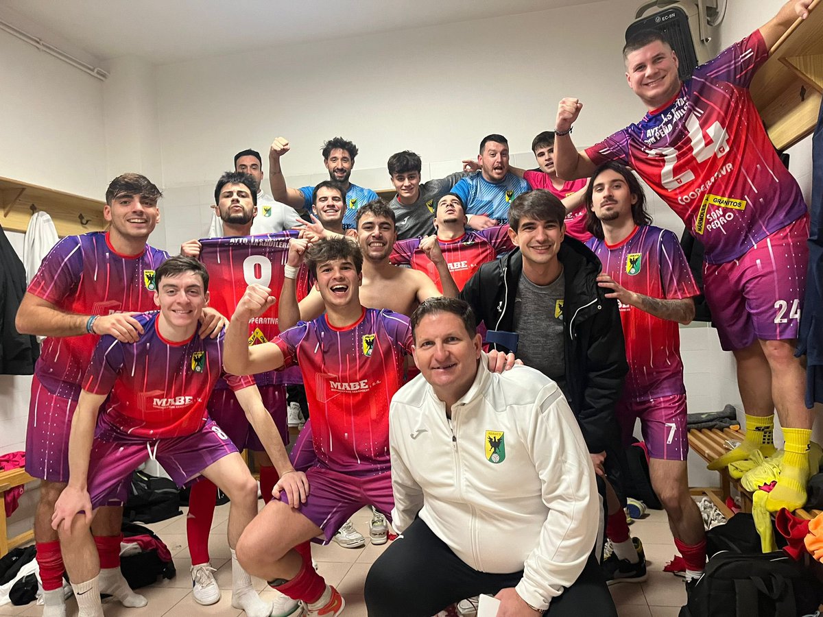 luisbuenadicha's tweet photo. Año jodido, difícil y muy duro, pero que bien sabe ahora. @aguilafs 
Trabajazo de todo el equipo, entrenadores, directiva y jugadores.
Gracias @aguilutxos por hacernos sentir locales en cada pabellón. Esto es todo vuestro🏴‍☠️
‼️EL ÁGUILA VUELVE A TERCERA‼️ https://t.co/9BRKhD0d7z