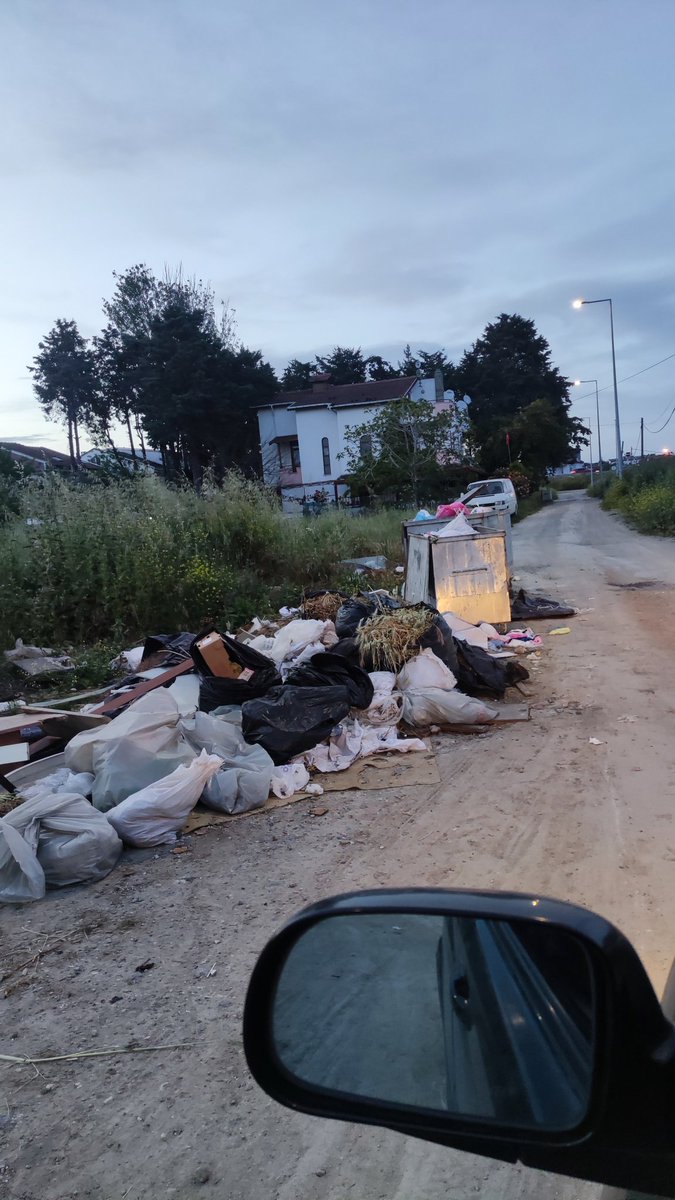 emreguner84's tweet photo. @marmaraereglibl @Tdagbld bu çöpler ne zaman kalkacak bayramdan beri bu halde duruyor.. Yeniçiftlik mahallesi Beyaz yalı sokak.. görevliler işlerini yapmıyor. https://t.co/rSixPHgKTJ