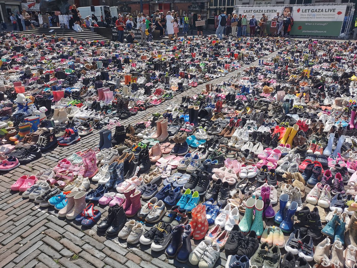 15,000 pairs of shoes, representing the 15,000 children who have died in Gaza (Haarlem, NL today). There's not much else to say 😢