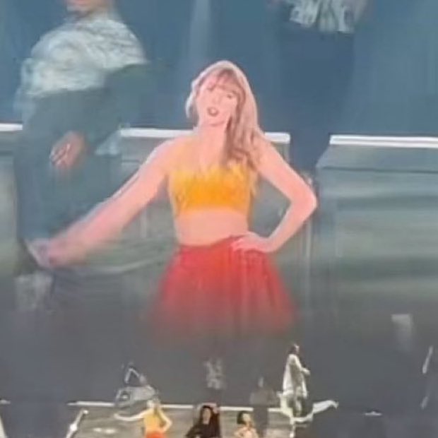 tswifterastour's tweet photo. 🚨| Taylor Swift's debuts her new "1989" era outfit in the color of the Kansas City Chiefs with Travis Kelce in attendance at today's show! #ParisTSTheErasTour https://t.co/hn3pNWPw7f