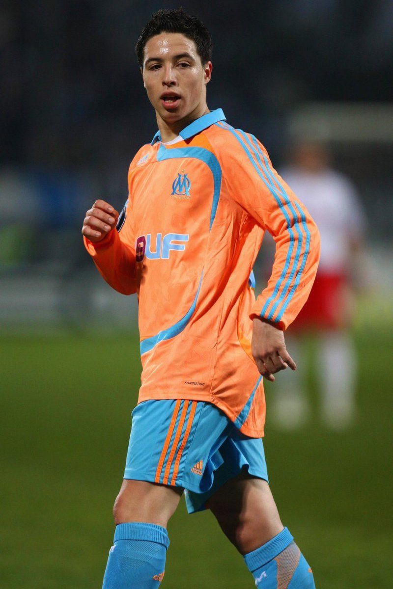 GuilDcqt's tweet photo. Je vais peut être en fâcher certains mais avec le temps ce maillot est devenu incroyable 

Trop vintage https://t.co/I16VohcgZc