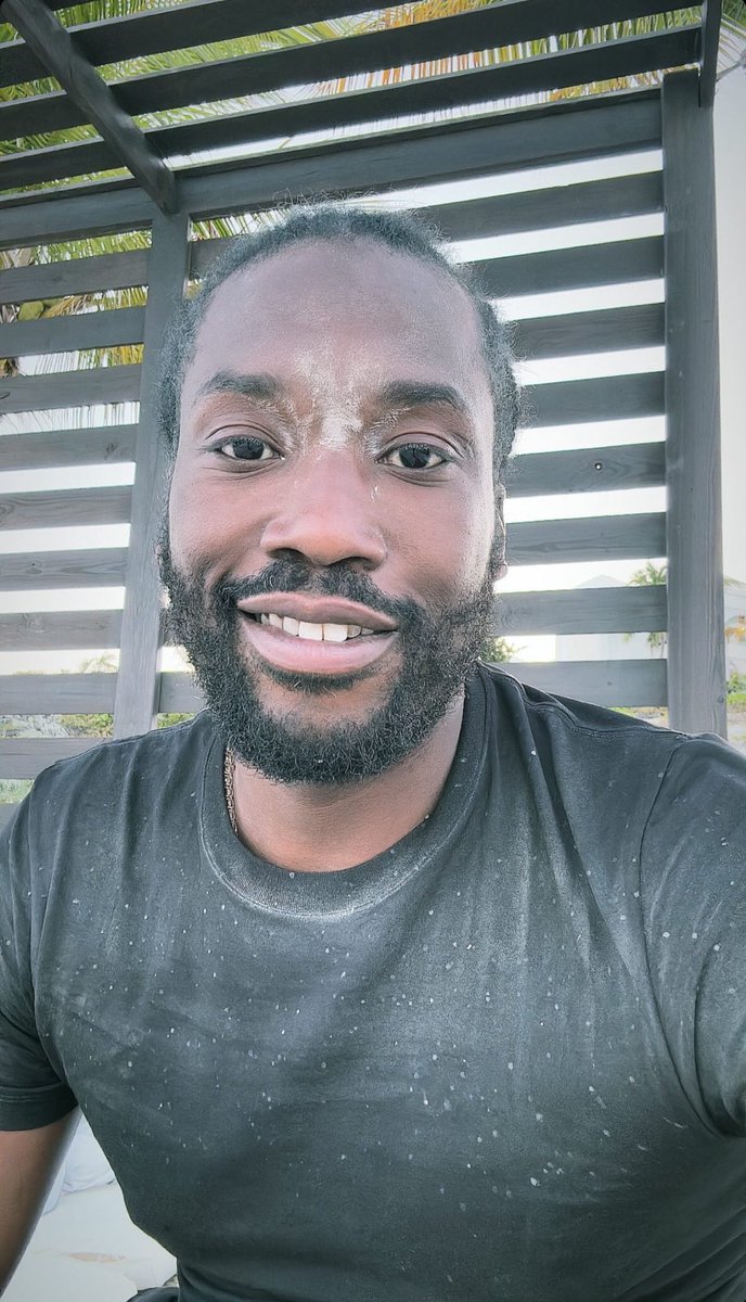 Meek Mill going viral after sharing this selfie from the beach 🏖️