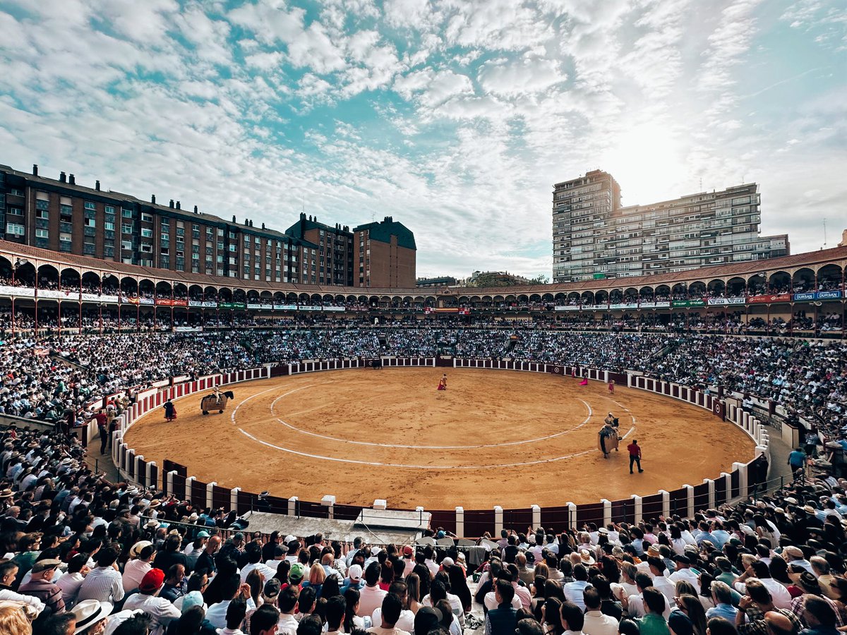 😍😍❤️❤️ Hay imágenes que hablan por sí solas. Esta es una de ellas. Valladolid y miles de aficionados disfrutando de un espectáculo “irrelevante”. Con cariño, @oscar_puente_ 😉🤘🏻