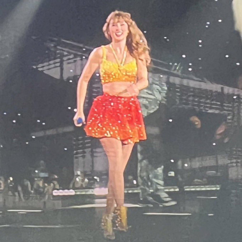 this outfit is giving “HEY IN CASE YOU DIDNT KNOW MY SIGNIFICANT OTHER IS NUMBER 87 ON THE KANSAS CITY CHIEFS AND THIS IS MY 87th ERAS SHOW 🥰”