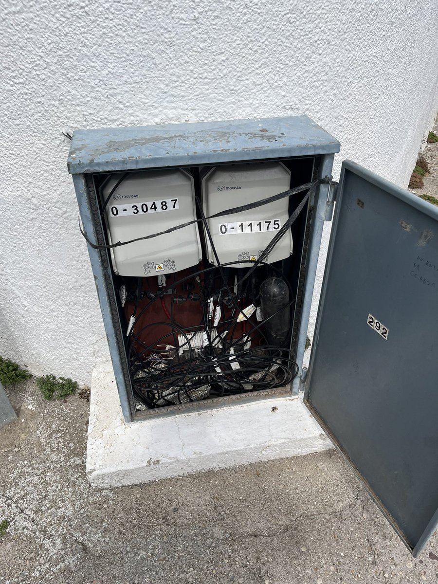 Hola <a href="/movistar_es/">Movistar España</a> vosotros sabeis porque el internet me va como el culo y por mas quejas que os pongo no haceis nada? Tal vez sea por estas pesimas condiciones en la que estan los cableados ( muchos de ellos empalmados ) <a href="/consumidores/">OCU</a> vosotros me podeis ayudar con este problema?