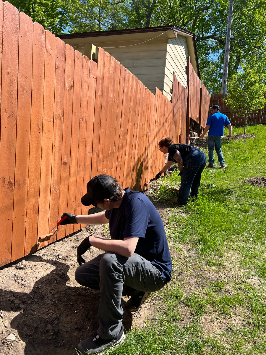 Can we get a thumbs up for these awesome @dunwoodycollege and @LennarMinnesota volunteers? We're so grateful for their help with this recent fence staining project at one of our homes for Veterans! #BetterTogether #EndVeteranHomelessness