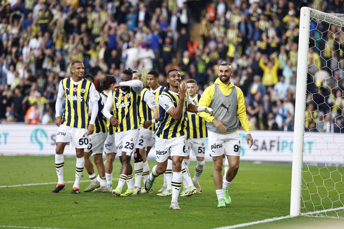 Learn from yesterday, live for today, hope for tomorrow 🙏🏽 Thanks KADIKÖY 💛💙 @Fenerbahce