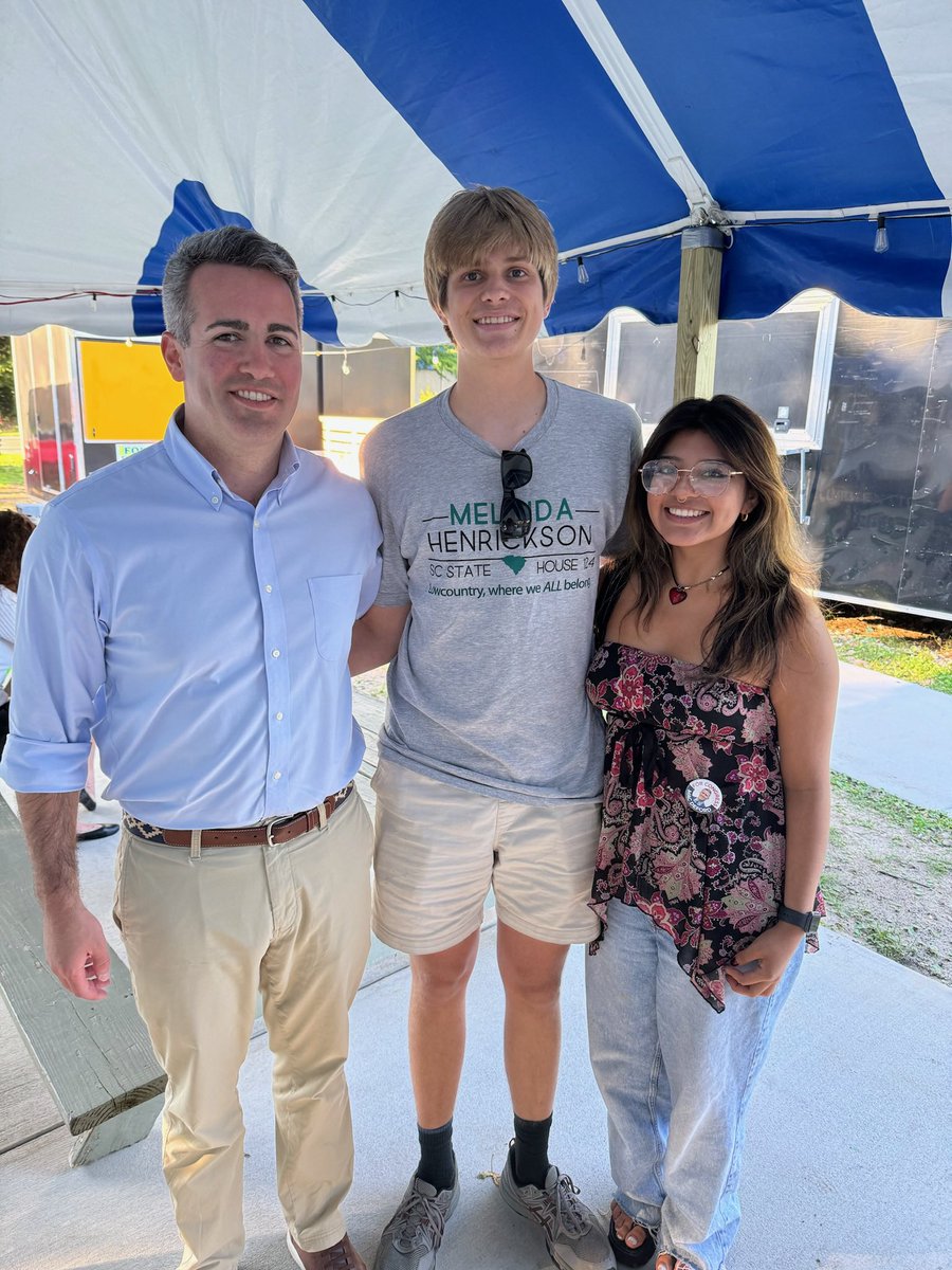 MacDeford's tweet photo. We had a great day on Hilton Head Island yesterday! Thanks to Blaine and Lynne for hosting a great outdoor reception, and to those who came to the community roundtable later in the day. #SC01 #defordforcongress #scpol https://t.co/RaKgRLUG8K