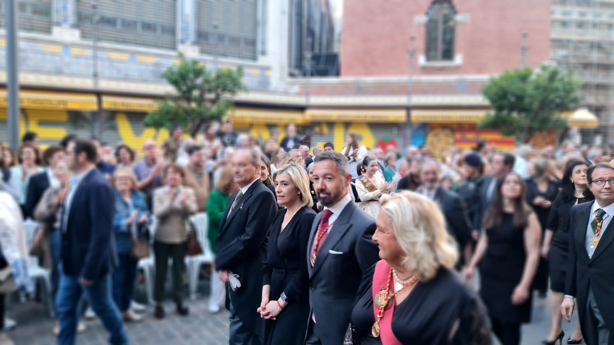 VALENCIA | Solemne procesión general de la Virgen de los Desamparados. Asiste nuestro portavoz, @JuanmaBadenas, junto a los concejales, @JosGOSALBEZ1, @MncGCS y @CeciliaHerreroC 💚¡Vixca la #MareDeDéuDelsDesemparats! 📸 @vox_es @vox_cv @VoxValencia_C