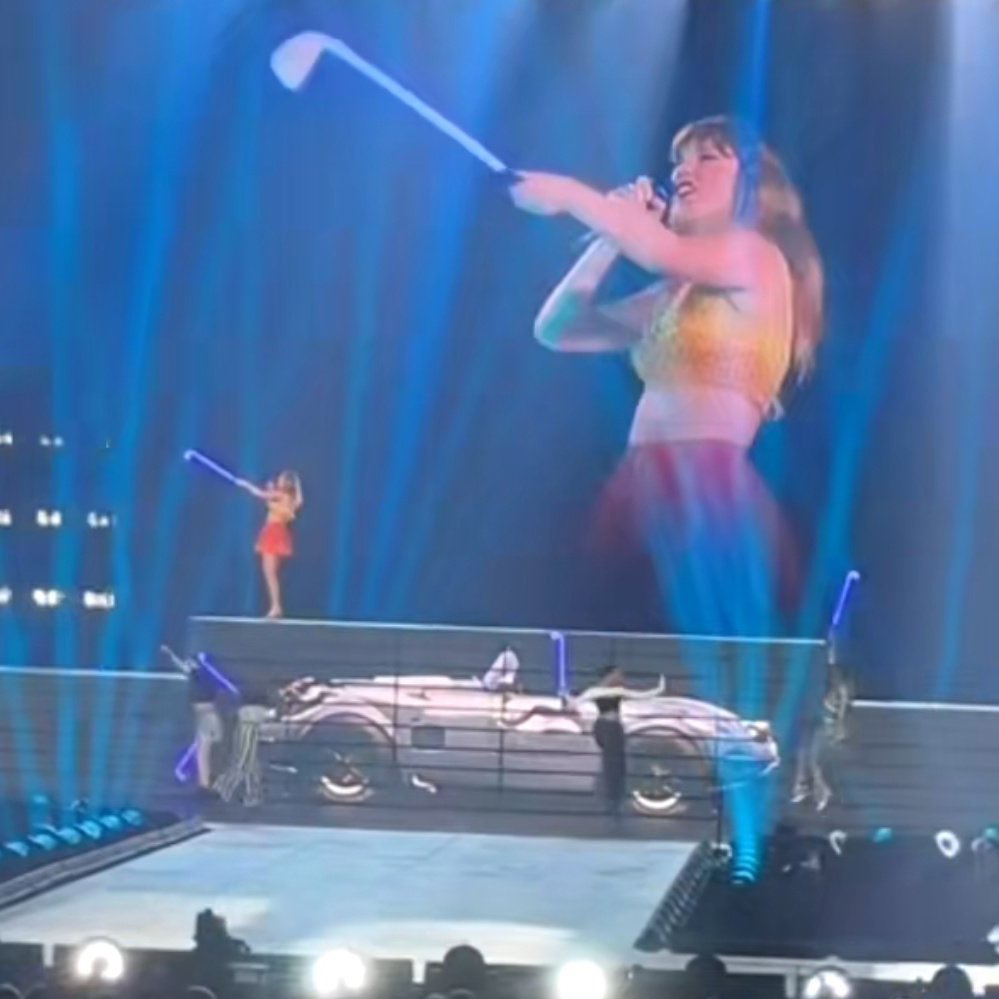 🚨| Taylor Swift pointed at Travis Kelce while singing "Cause you know I love the players, and you love the game!" during "Blank Space" and blew a kiss in his direction at tonight's show! #ParisTSTheErasTour