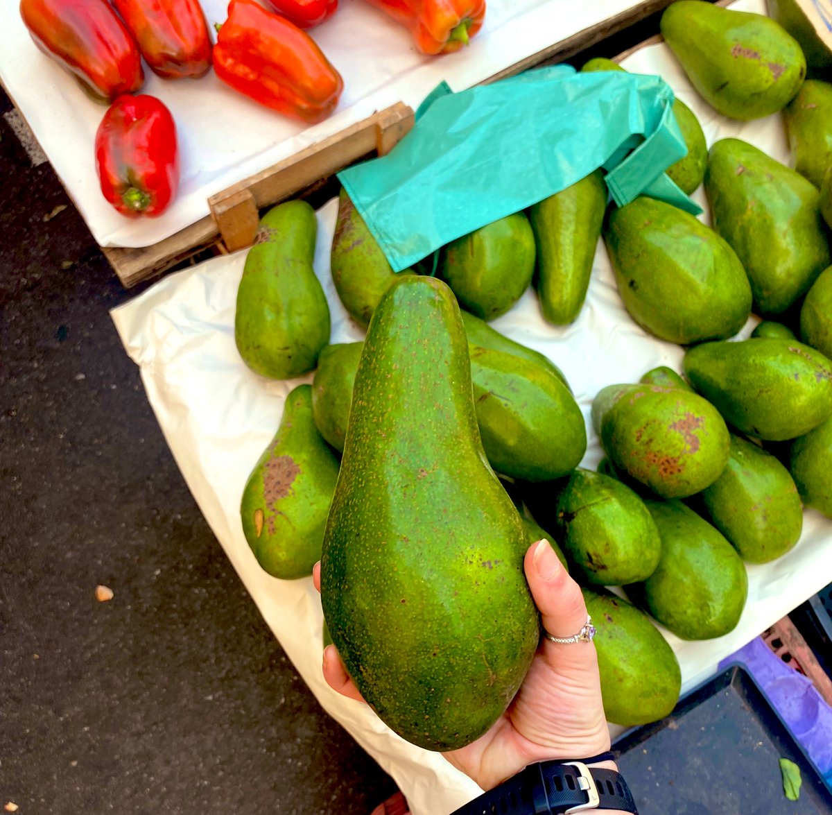 I may have skipped the Eurovision final but imagine if I hadn’t gone to Feira Livre de Glória and found these MASSIVE avocados, what sort of life would I be living (ripe w regret, that’s what!)