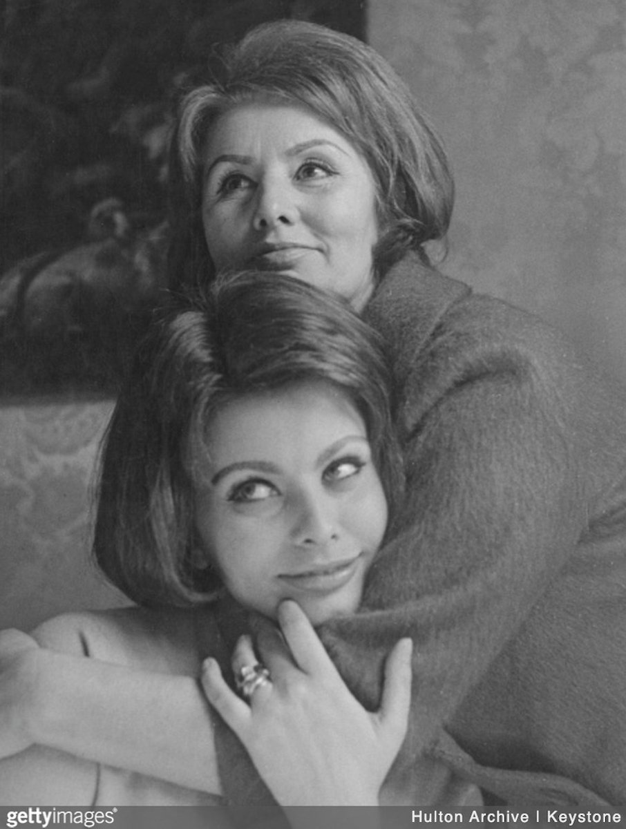 Happy Mother’s Day! 🌷 “Sophia Loren with her mother Romilda Villani at her home in Rome, Italy, after the news of her Academy Award Best Actress win for her role in the film ‘La Ciociara’ (‘Two Women’).” April 12, 1962. Source: bit.ly/3UUa0xy