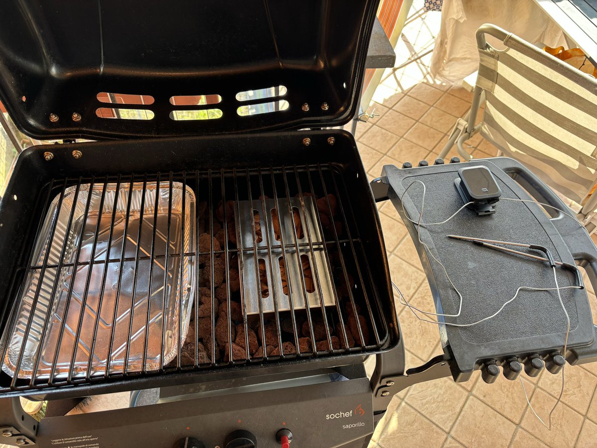 AndreaFreeulian's tweet image. Oggi prove di cucina indiretta con affumicatura! 🔝 #PulledChicken