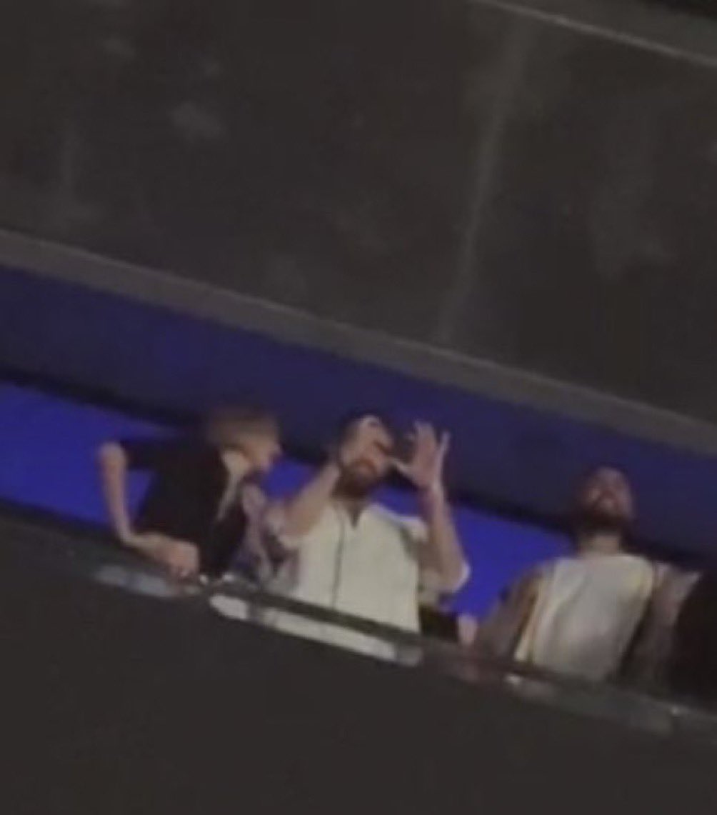 recording her on stage?? papa swift taught him well