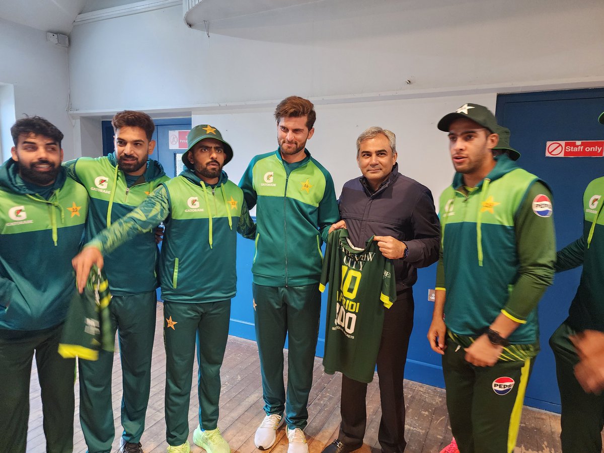 Shaheen Afridi presented with a special shirt by PCB chairman Mohsin Naqvi on reaching 300 international wickets 🇵🇰♥️ 300 wickets at just 24 years of age. Scary potential 🥶 #IREvPAK