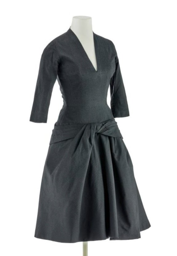 Vestido de tarde con un ingenioso diseño, el detalle en la falda es precioso.

#Fashion
#TextileArt

Gérard Pipart para Jacques Fath, 1955
© bpk