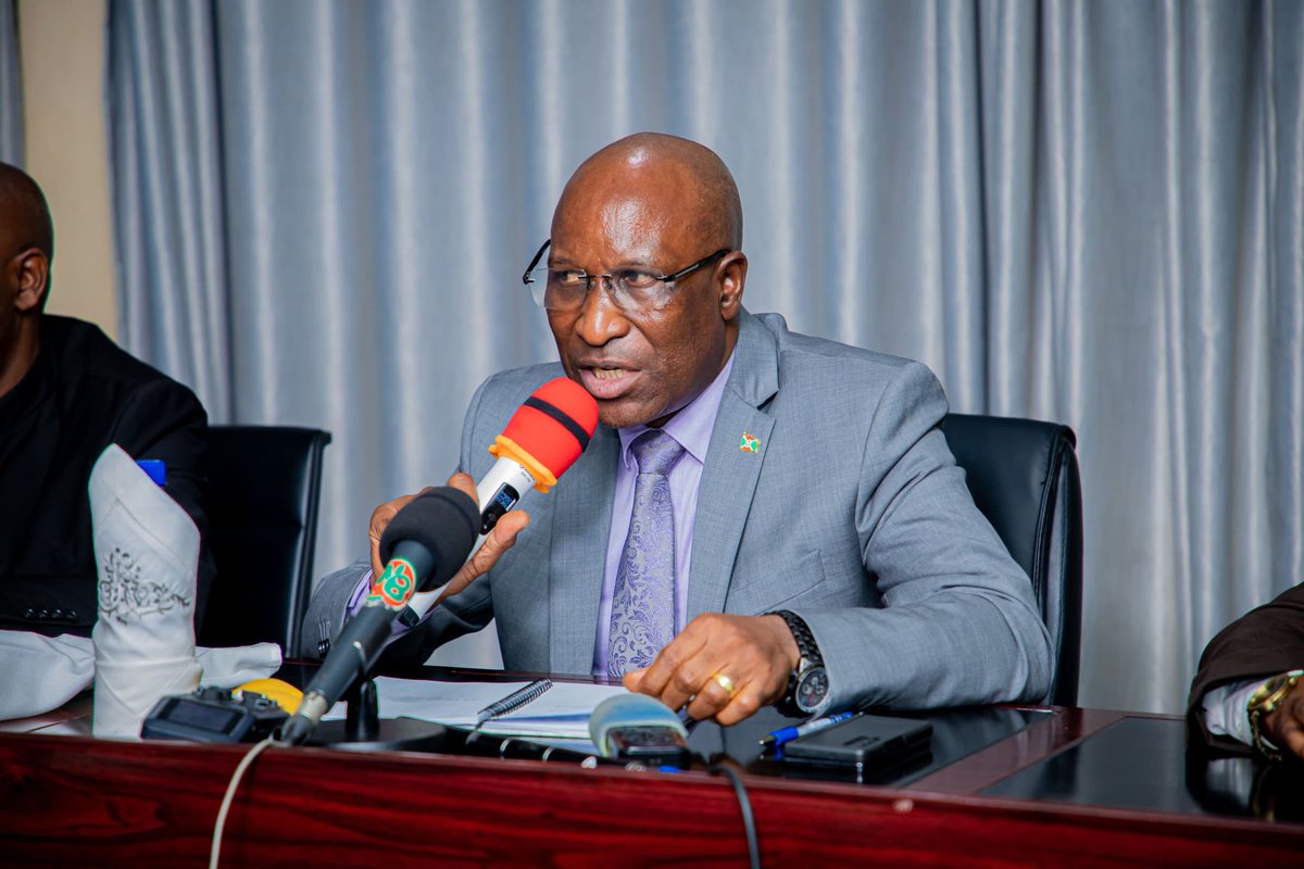 Au terme cette rencontre de SE le 1er Ministre Lt-Gén Pol #Ndirakobuca_Gervais avec les responsables administratifs et sécuritaires de la Mairie de Bujumbura,les participants se sont engagés à suivre les recommandat° issues de ladite réun° dont la régulité des cahiers de ménage.