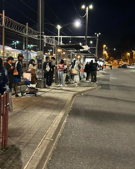 Who takes buses towards Monash Uni on a Sunday night? As it turns lots of people. 6:30pm last night at Glen Waverley's bus 737 stop. The #SuburbanRailLoop will help in 2035 but in the meantime the 737 needs to be better than every 40 min. #springst