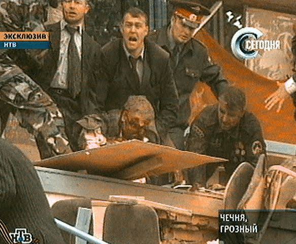 Hain Ahmet Kadirov, Şamil Basayev tarafından patlatılarak gebertilmeden birkaç dakika öncesi ve sonrası ✊🏻 (9 Mayıs 2004) ZALİMLERİN SONUNU UNUTMAYIN! Çeçen Cihadı Kitap Temini: yuzdeiki.com/cecen-halkinin…