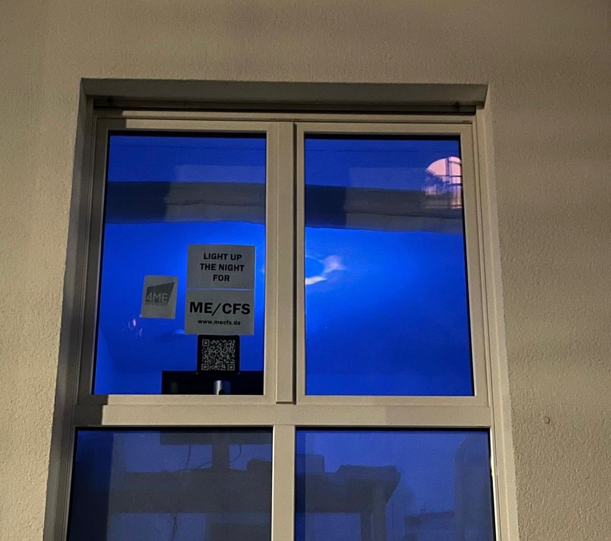 Am #MEAwarenessDay leuchtet mein Fenster in blau - für mehr Sichtbarkeit für #MECFS-Patienten.

#Lightupthenight4ME