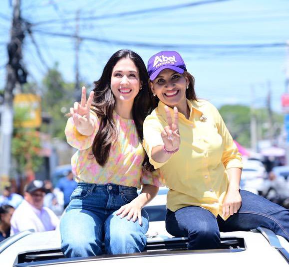 DominguezBrito's tweet photo. Diciendo presente en la Gran Caravana por la Región Norte con nuestro candidato presidencial @AbelMartinezD y nuestra vice @ZoraimaCuello. ¡Vamos juntos a construir un #FuturoSeguro! 

#Vota2 #VotaPLD https://t.co/01Hr44M0NY