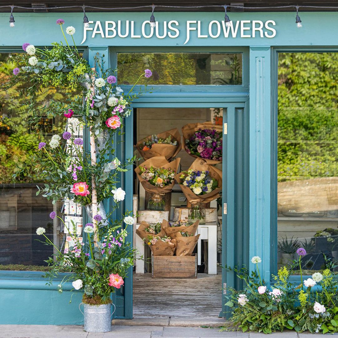 Tea with Florence and Harley Green make a striking and cheerful statement on @fabulousflowers' shop exterior, beautifully complemented by the surrounding flowers and greenery. 💐

Colours: Tea With Florence and Harley Green