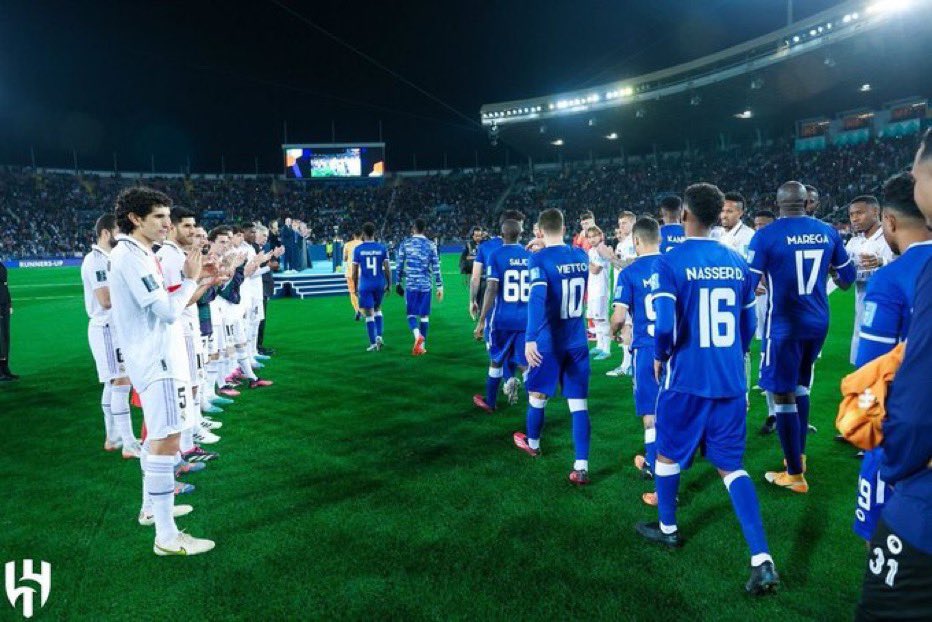 الممر الشرفي يسويه الفريق اللي عنده شرف المنافسة واللعبة لذلك سواه ريال مدريد الاسباني لنادي #الهلال 💙👑.

اما عديم الشرف في المنافسة واللعبة لا تنتظر منه الا شيء يعكس صورته ' السيئة ' المعروف فيها .
فاقد الشيء لا يعطيه